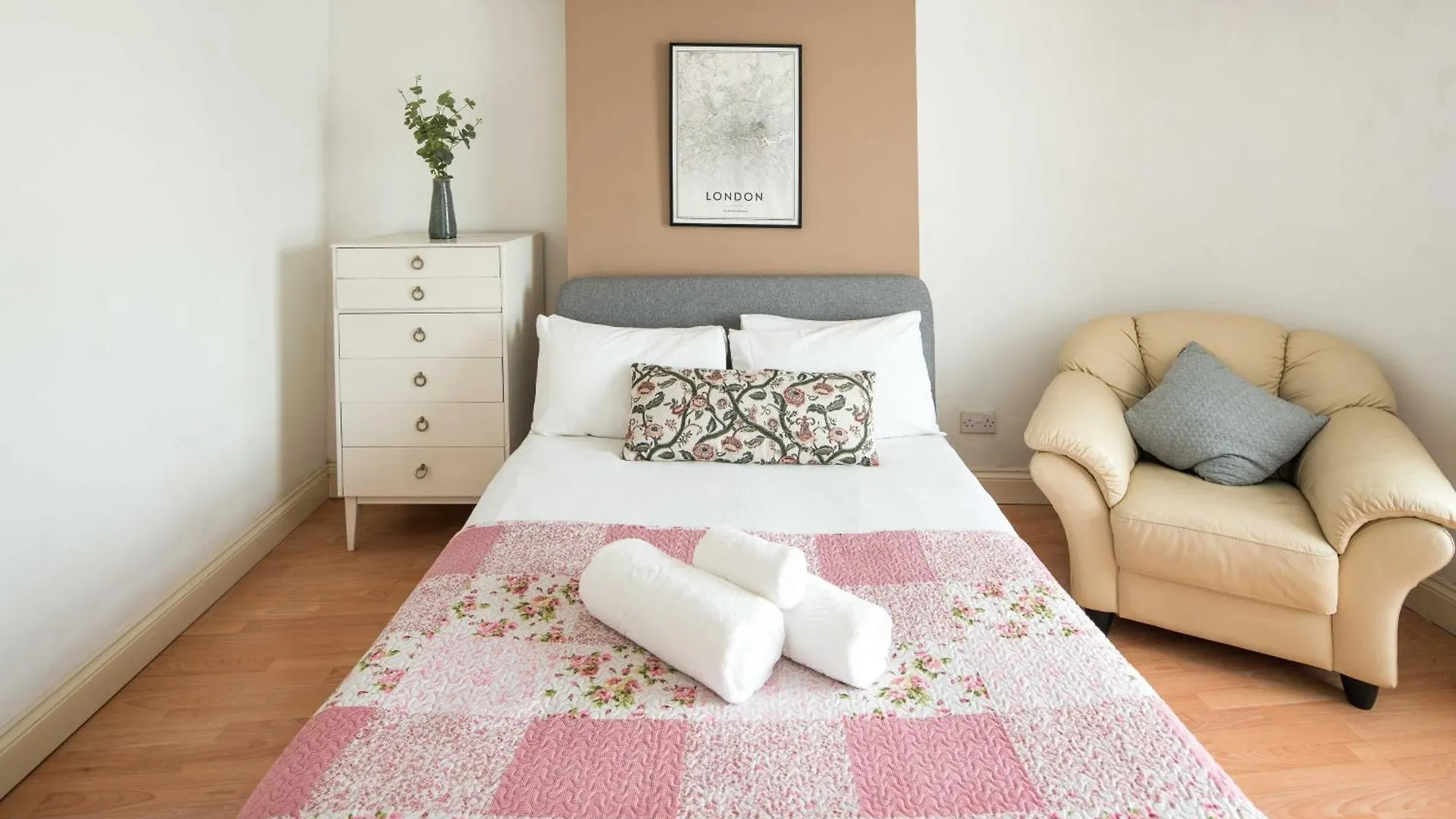 Stylish Penthouse For 6 In Woolwich! contacts